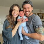 Fulya Zenginer Instagram - Kime daha çok benziyor diyecektik ama Miloşun karnı acıktı 🙈 Küntay&Milan&Fulya ☀️ Fotomuzu da babannemiz çekti 🫶🏻 #milan1haftalık😍