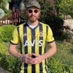 Furkan Palalı Instagram - #repost @iyilik_elcileri_sma ・・・ Değerli Oyuncumuz @furkanpalali “Umut Gecesi” nde söz verdi ve hemen de sözünü tuttu. İşte tüm futbolcuların imzalarının yer aldığı Fenerbahçe Forması! Derbi bağış yapmak için yaşansın mı ne dersiniz? Bağış gecemizde Galatasaray forması 130 bin TL’ye satılmıştı. Fenerbahçe camiasının bu ücretin altında kalmamasını umuyoruz! Fenerbahçe forması açık artırması 2000 TL başlangıç fiyatı ile son 47 günü kalan @hamzayasasin ve @smapoyrazali bebeklerimiz için satışa sunulmuştur. Ekibimiz ve bebeğimiz adına @furkanpalali ’ya, bu bağışa vesile olan @haticesendil ve @berguzarkorel ’ e çok teşekkür ederiz. Haydi Derbi @smapoyrazali ve @hamzayasasin diye Başlasın!! Bağış ürünü: Fenerbahçe Forması Açık artırma başlangıc ücreti: 2000 TL Açık artırma bitiş: 29.12.2020, saat 16:00