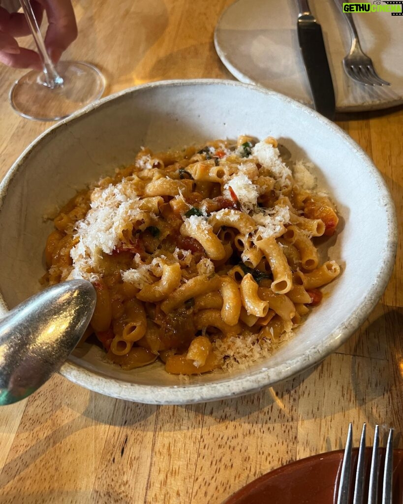 Génesis Rodríguez Instagram - Date night at @boiaderestaurant with my bestie @terryann9 last pic is real life… I get emotional about my gluten free pasta. It was so good 🥹 I love le cuisine baby. Thank you @stinkyfishtales