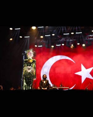 Gülşen Instagram - Sönmez bu şafaklarda yüzen al sancak 🇹🇷🌞