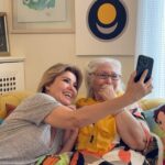 Gülben Ergen Instagram - Annemle video çekmenin öncesi kahkaha tufanı🤣 Çektikten sonra izlemesi ayrı keyif😅 Bir de yayınladıktan sonra gelen yorumlara bakmak bambaşka keyif🎈 #annelergünü geee liii yooor❤️ #annem 🧡