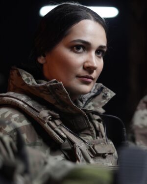 Gülsim Ali Instagram - Hissetiklerimi dile dökmek çok zor. 
Bu yüzden size karşıma çıkan ve hissetiklerimi bir nebze olsa ifade eden cümleleri yazıcağım:
“ Duygular her zaman anlatılamaz. Bazen, bazı duyguları anlatamayacak kadar içten yaşarsın; bazen de bakışlarınla ifade edecek kadar derin. Duygusal insanlar zayıf değil, güçlü insanlardır. “
Başlangıcı olan her şeyin bir sonu vardır. Mehmetçiklerimizin zorlu mücadelesini anlatan, ve ekranalara en iyi şekilde yansıtmaya çalışan Yapımcımız @mehmetbozdag ‘a , sevgili eşi @aslizeyneppekerbozdag ‘a ve @trt1 ailesine  teşekkürlerimi sunmak isterim 💐 Senaristlerimiz Atilla Engin , @bereliadam ve Selman Kılıçaslan elinize kaleminize sağlık 💐 
Kamera önü ve arkasında bulunan tüm arkadaşlarım, iyiki birlikte çalıştık.. Tüm canlandırdığım karakterlerin yeri bende ayrı, ama Nadia 💥 ahh sen bir başkaydın. Çok güçlü, ama ayni zamanda çokta narin. Sevdikleri için her şeyi feda eden, doğruluğun peşinden giden Nadia’m … Diyorum ya Nadia İvanov’a anlatılmaz yaşanır.. Ateş kızım… benim için, bizim için çok çok özelsin ♥️ En en sevdiğim karakter, en sevdiğim hikaye ve en değer verdiğim ekip ( aile ) arkadaşlarım. Çok güzel anılar ve değerli insanlar biriktirdim. Çok büyük emek verildi, çok ter döküldü ama değdi. Hiç birinizin ismini buraya yazmak istemem, ama bilin ki sizi ben kalbime kazıdım 🤍♾️ 
#AlSancakdizisi