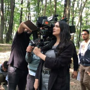 Gülsim Ali Instagram - Hissetiklerimi dile dökmek çok zor. 
Bu yüzden size karşıma çıkan ve hissetiklerimi bir nebze olsa ifade eden cümleleri yazıcağım:
“ Duygular her zaman anlatılamaz. Bazen, bazı duyguları anlatamayacak kadar içten yaşarsın; bazen de bakışlarınla ifade edecek kadar derin. Duygusal insanlar zayıf değil, güçlü insanlardır. “
Başlangıcı olan her şeyin bir sonu vardır. Mehmetçiklerimizin zorlu mücadelesini anlatan, ve ekranalara en iyi şekilde yansıtmaya çalışan Yapımcımız @mehmetbozdag ‘a , sevgili eşi @aslizeyneppekerbozdag ‘a ve @trt1 ailesine  teşekkürlerimi sunmak isterim 💐 Senaristlerimiz Atilla Engin , @bereliadam ve Selman Kılıçaslan elinize kaleminize sağlık 💐 
Kamera önü ve arkasında bulunan tüm arkadaşlarım, iyiki birlikte çalıştık.. Tüm canlandırdığım karakterlerin yeri bende ayrı, ama Nadia 💥 ahh sen bir başkaydın. Çok güçlü, ama ayni zamanda çokta narin. Sevdikleri için her şeyi feda eden, doğruluğun peşinden giden Nadia’m … Diyorum ya Nadia İvanov’a anlatılmaz yaşanır.. Ateş kızım… benim için, bizim için çok çok özelsin ♥️ En en sevdiğim karakter, en sevdiğim hikaye ve en değer verdiğim ekip ( aile ) arkadaşlarım. Çok güzel anılar ve değerli insanlar biriktirdim. Çok büyük emek verildi, çok ter döküldü ama değdi. Hiç birinizin ismini buraya yazmak istemem, ama bilin ki sizi ben kalbime kazıdım 🤍♾️ 
#AlSancakdizisi