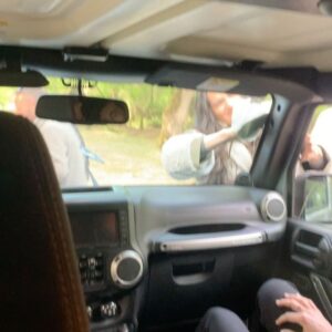 Gülsim Ali Instagram - Hissetiklerimi dile dökmek çok zor. 
Bu yüzden size karşıma çıkan ve hissetiklerimi bir nebze olsa ifade eden cümleleri yazıcağım:
“ Duygular her zaman anlatılamaz. Bazen, bazı duyguları anlatamayacak kadar içten yaşarsın; bazen de bakışlarınla ifade edecek kadar derin. Duygusal insanlar zayıf değil, güçlü insanlardır. “
Başlangıcı olan her şeyin bir sonu vardır. Mehmetçiklerimizin zorlu mücadelesini anlatan, ve ekranalara en iyi şekilde yansıtmaya çalışan Yapımcımız @mehmetbozdag ‘a , sevgili eşi @aslizeyneppekerbozdag ‘a ve @trt1 ailesine  teşekkürlerimi sunmak isterim 💐 Senaristlerimiz Atilla Engin , @bereliadam ve Selman Kılıçaslan elinize kaleminize sağlık 💐 
Kamera önü ve arkasında bulunan tüm arkadaşlarım, iyiki birlikte çalıştık.. Tüm canlandırdığım karakterlerin yeri bende ayrı, ama Nadia 💥 ahh sen bir başkaydın. Çok güçlü, ama ayni zamanda çokta narin. Sevdikleri için her şeyi feda eden, doğruluğun peşinden giden Nadia’m … Diyorum ya Nadia İvanov’a anlatılmaz yaşanır.. Ateş kızım… benim için, bizim için çok çok özelsin ♥️ En en sevdiğim karakter, en sevdiğim hikaye ve en değer verdiğim ekip ( aile ) arkadaşlarım. Çok güzel anılar ve değerli insanlar biriktirdim. Çok büyük emek verildi, çok ter döküldü ama değdi. Hiç birinizin ismini buraya yazmak istemem, ama bilin ki sizi ben kalbime kazıdım 🤍♾️ 
#AlSancakdizisi