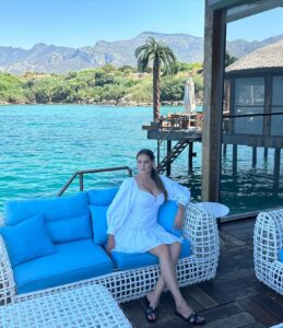 Gülsim Ali Instagram - Maldivler artık uzak değil @cratospremiumcyprus ile Maldiv evleri çok yakınımızda 💙