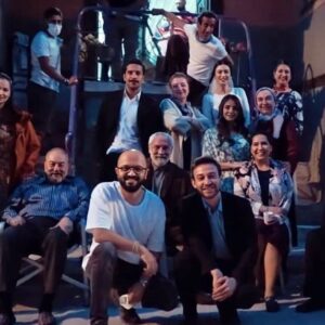 Gülsim Ali Instagram - Hoşçakal öğretmen kızı, hoşçakal çiçek kızım…Gönül Dağı türküsünün bende yeri apayrı, bu projeden önce de sürekli bıkmadan usanmadan dinlerdim, bir gün bir senaryo geldi adı “Gönül Dağı”. İlk bölümü okudum ve bu işte oynamak istiyorum, Dilek ben olmalıyım dedim, ve öyle de oldu. İyi ki de olmuş ♥️ çok güzel bir Anadolu masalının prensesi oldum. Ben sizden, siz de benden bir parça oldunuz. İki sene reyting rekorları kıran ve birinciliği böylesine hak eden bir işte oynamak, ben ve ailem adına mutluluk ve gurur vesilesi oldu. 
Dilek nereye ait olduğunu bilmiyordu, annesinden başka kimsesi yoktu,şimdiyse geride koskoca bir aile bıraktı. O,görevini tamamladı ve bu güzel “Anadolu Masalın’dan” göçtü. Beni böylesine sevdiğiniz, desteklediğiniz ve hep hayal ettiğim gibi ailenizden biri olarak gördüğünüz için size minnettarım. Bu projeyi hayata geçiren başta @trt ailesi olamak üzere , yapımcımız Sn; Ferhat Eşssiz, sevgili yönetmenlerimiz @yahya_samanci ve @aslikahramman ’a ve Tüm oyuncu arkadaşlarıma  teşekkür ederim, bundan sonraki yolculuğunuz daha da güzel geçsin, herşey istediğiniz ve hayal ettiğiniz gibi olsun inşallah .
Ve canım ekibim, sizler de iyi ki varsınız; prodüksiyon, reji, kamera grubu , hazırlık ve diğer  güzel kalpli tüm çalışma arkadaşlarım,umarım yollarımız tekrar kesişir, hepinizin ismi aklımdan geçiyor şu an, ama yazsam buraya sığdıramam. Siz kendinizi biliyorsunuz, yaptığınız herşey için, her zaman yanımda olduğunuz için teşekkür ederim.

"Herkese içindeki iyilik kadar iyi bir hayat dilerim." 
Hoşçakalın