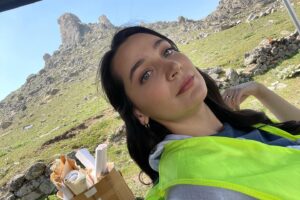 Gülsim Ali Instagram - Hoşçakal öğretmen kızı, hoşçakal çiçek kızım…Gönül Dağı türküsünün bende yeri apayrı, bu projeden önce de sürekli bıkmadan usanmadan dinlerdim, bir gün bir senaryo geldi adı “Gönül Dağı”. İlk bölümü okudum ve bu işte oynamak istiyorum, Dilek ben olmalıyım dedim, ve öyle de oldu. İyi ki de olmuş ♥️ çok güzel bir Anadolu masalının prensesi oldum. Ben sizden, siz de benden bir parça oldunuz. İki sene reyting rekorları kıran ve birinciliği böylesine hak eden bir işte oynamak, ben ve ailem adına mutluluk ve gurur vesilesi oldu. 
Dilek nereye ait olduğunu bilmiyordu, annesinden başka kimsesi yoktu,şimdiyse geride koskoca bir aile bıraktı. O,görevini tamamladı ve bu güzel “Anadolu Masalın’dan” göçtü. Beni böylesine sevdiğiniz, desteklediğiniz ve hep hayal ettiğim gibi ailenizden biri olarak gördüğünüz için size minnettarım. Bu projeyi hayata geçiren başta @trt ailesi olamak üzere , yapımcımız Sn; Ferhat Eşssiz, sevgili yönetmenlerimiz @yahya_samanci ve @aslikahramman ’a ve Tüm oyuncu arkadaşlarıma  teşekkür ederim, bundan sonraki yolculuğunuz daha da güzel geçsin, herşey istediğiniz ve hayal ettiğiniz gibi olsun inşallah .
Ve canım ekibim, sizler de iyi ki varsınız; prodüksiyon, reji, kamera grubu , hazırlık ve diğer  güzel kalpli tüm çalışma arkadaşlarım,umarım yollarımız tekrar kesişir, hepinizin ismi aklımdan geçiyor şu an, ama yazsam buraya sığdıramam. Siz kendinizi biliyorsunuz, yaptığınız herşey için, her zaman yanımda olduğunuz için teşekkür ederim.

"Herkese içindeki iyilik kadar iyi bir hayat dilerim." 
Hoşçakalın