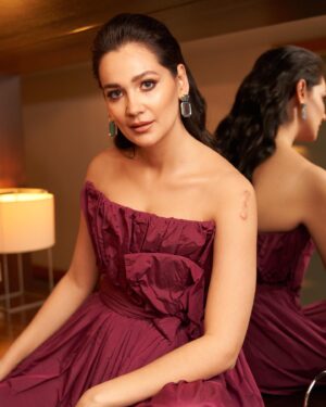 Gülsim Ali Instagram - Bu gece için beni güzelleştiren şahane insanlar ♥️
Fotograf @nadirozkan 
Styling @busraissik
Elbise @cihan.nacar 
Saç @sabitakkaya 
Makyaj @cuneytseven
