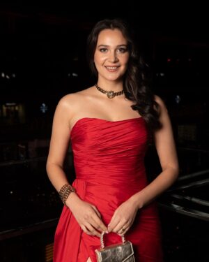 Gülsim Ali Instagram - Dün yazdığınız binlerce güzel mesaj ve müthiş desteğiniz için teşekkür ederim. Beni çok mutlu ettiniz. Kalbimiz bir ♥️ @busraissik ✨  @tarikedizofficial 👗  @monrevebijoux 💎  @sabitakkaya 💇🏻‍♀️ @thebsla 💄 @eneskahraman 📸