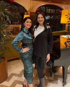 Gülsim Ali Instagram - Sevgili Ayeza ; Sen benim için özel ve çok sevdiğim bir arkadaşsın,bu güzel çiçekler için çok teşekkür ederim 💐With my friend @ayezakhan.ak ; you’re very special dear, love you 💓and thanks for this beautiful flowers 💐