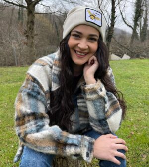 Gülsim Ali Instagram - Beremi görünce otomatik olarak şarkı söylemeye başlıyorsunuz ;
Arı vız vız vız, arı vız vız vız, arı vız vız vız diye dolaşır 🎵 
Photo by : @baroonez 💐