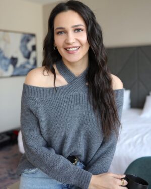 Gülsim Ali Instagram - Mutluluğumuz, sevgimiz, gülümsememiz eksik olmasın dileğiyle herkese Hayırlı Bayramlar 🍭 #RamadanMubarak