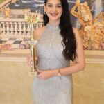 Gülsim Ali Instagram - Thank you all so much for the amazing time Bulgaria 🇧🇬 “Lady Of The Year Ödülleri”nde Yılın Yurtdışında Başarılı Kadın Oyuncusu ödüle layık görüldüm ve bu beni çok çok mutlu ve onur etti. Doğup büyüdüğüm topraklardan aldığım ilk ödül. Nice mutlu ödüllere Благодаря за тази специална награда на Меги Савова 💐 Беше невероятна вечер, до нови срещи София , България 💕