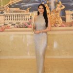 Gülsim Ali Instagram - Thank you all so much for the amazing time Bulgaria 🇧🇬 “Lady Of The Year Ödülleri”nde Yılın Yurtdışında Başarılı Kadın Oyuncusu ödüle layık görüldüm ve bu beni çok çok mutlu ve onur etti. Doğup büyüdüğüm topraklardan aldığım ilk ödül. Nice mutlu ödüllere Благодаря за тази специална награда на Меги Савова 💐 Беше невероятна вечер, до нови срещи София , България 💕