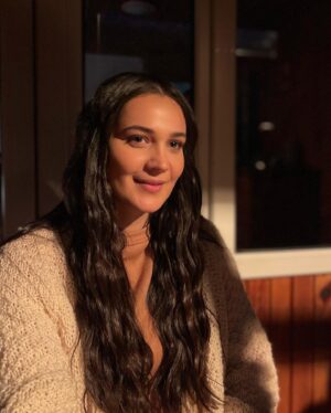 Gülsim Ali Instagram - Hissetiklerimi dile dökmek çok zor. 
Bu yüzden size karşıma çıkan ve hissetiklerimi bir nebze olsa ifade eden cümleleri yazıcağım:
“ Duygular her zaman anlatılamaz. Bazen, bazı duyguları anlatamayacak kadar içten yaşarsın; bazen de bakışlarınla ifade edecek kadar derin. Duygusal insanlar zayıf değil, güçlü insanlardır. “
Başlangıcı olan her şeyin bir sonu vardır. Mehmetçiklerimizin zorlu mücadelesini anlatan, ve ekranalara en iyi şekilde yansıtmaya çalışan Yapımcımız @mehmetbozdag ‘a , sevgili eşi @aslizeyneppekerbozdag ‘a ve @trt1 ailesine  teşekkürlerimi sunmak isterim 💐 Senaristlerimiz Atilla Engin , @bereliadam ve Selman Kılıçaslan elinize kaleminize sağlık 💐 
Kamera önü ve arkasında bulunan tüm arkadaşlarım, iyiki birlikte çalıştık.. Tüm canlandırdığım karakterlerin yeri bende ayrı, ama Nadia 💥 ahh sen bir başkaydın. Çok güçlü, ama ayni zamanda çokta narin. Sevdikleri için her şeyi feda eden, doğruluğun peşinden giden Nadia’m … Diyorum ya Nadia İvanov’a anlatılmaz yaşanır.. Ateş kızım… benim için, bizim için çok çok özelsin ♥️ En en sevdiğim karakter, en sevdiğim hikaye ve en değer verdiğim ekip ( aile ) arkadaşlarım. Çok güzel anılar ve değerli insanlar biriktirdim. Çok büyük emek verildi, çok ter döküldü ama değdi. Hiç birinizin ismini buraya yazmak istemem, ama bilin ki sizi ben kalbime kazıdım 🤍♾️ 
#AlSancakdizisi
