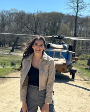 Gülsim Ali Instagram - Hissetiklerimi dile dökmek çok zor. 
Bu yüzden size karşıma çıkan ve hissetiklerimi bir nebze olsa ifade eden cümleleri yazıcağım:
“ Duygular her zaman anlatılamaz. Bazen, bazı duyguları anlatamayacak kadar içten yaşarsın; bazen de bakışlarınla ifade edecek kadar derin. Duygusal insanlar zayıf değil, güçlü insanlardır. “
Başlangıcı olan her şeyin bir sonu vardır. Mehmetçiklerimizin zorlu mücadelesini anlatan, ve ekranalara en iyi şekilde yansıtmaya çalışan Yapımcımız @mehmetbozdag ‘a , sevgili eşi @aslizeyneppekerbozdag ‘a ve @trt1 ailesine  teşekkürlerimi sunmak isterim 💐 Senaristlerimiz Atilla Engin , @bereliadam ve Selman Kılıçaslan elinize kaleminize sağlık 💐 
Kamera önü ve arkasında bulunan tüm arkadaşlarım, iyiki birlikte çalıştık.. Tüm canlandırdığım karakterlerin yeri bende ayrı, ama Nadia 💥 ahh sen bir başkaydın. Çok güçlü, ama ayni zamanda çokta narin. Sevdikleri için her şeyi feda eden, doğruluğun peşinden giden Nadia’m … Diyorum ya Nadia İvanov’a anlatılmaz yaşanır.. Ateş kızım… benim için, bizim için çok çok özelsin ♥️ En en sevdiğim karakter, en sevdiğim hikaye ve en değer verdiğim ekip ( aile ) arkadaşlarım. Çok güzel anılar ve değerli insanlar biriktirdim. Çok büyük emek verildi, çok ter döküldü ama değdi. Hiç birinizin ismini buraya yazmak istemem, ama bilin ki sizi ben kalbime kazıdım 🤍♾️ 
#AlSancakdizisi