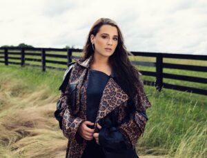 Gabby Barrett Instagram - See you tomorrow, Banita Creek! 
SOLD OUT SHOW! Gonna be funnnn 🎄

@zelamfezzahaye 
@theresidencyexperience
@jenniferfisherjewelry