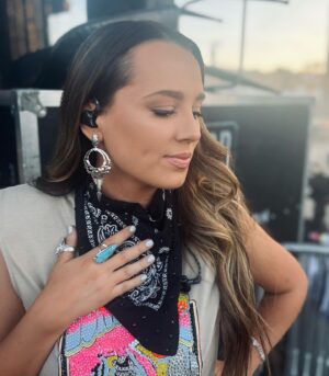 Gabby Barrett Instagram - Last night was unforgettable!! Obsessed with my @YellowRosebyKendraScott @kendrascott jewlery ✨ #kendrascottpartner

Outfit:
Shirt customized by @starstruckvintage
Shorts @idyllwind @mirandalambert 
Tights by @wolford
Boots by @danielxdiamond
Jewelry by @YellowRosebyKendraScott @kendrascott
Bandana customized by @fablesbybarrie
Belt by @akira