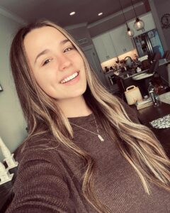 Gabby Barrett Instagram - Hey there :) Excited for album #2 coming out this year & touring.. 🤩 until then here’s me and my kitchen 💟