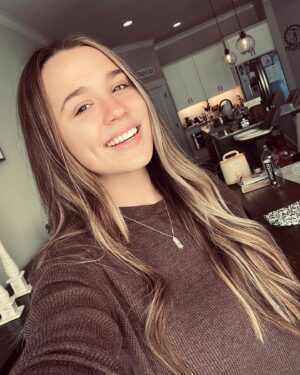 Gabby Barrett Instagram - Hey there :) 
Excited for album #2 coming out this year & touring.. 🤩 
until then here’s me and my kitchen 💟