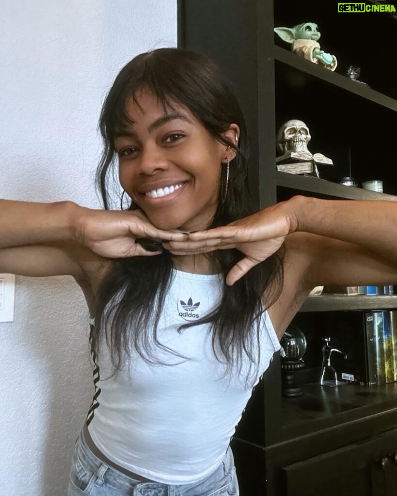 Gabby Douglas Instagram - giving y’all that 2012 smile 👹🖤