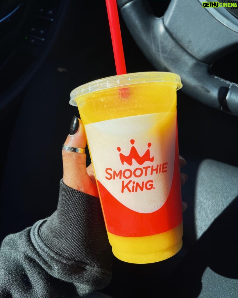 Gabby Douglas Instagram - always on the go with @smoothieking 💛🧡 what’s your favorite smoothie?