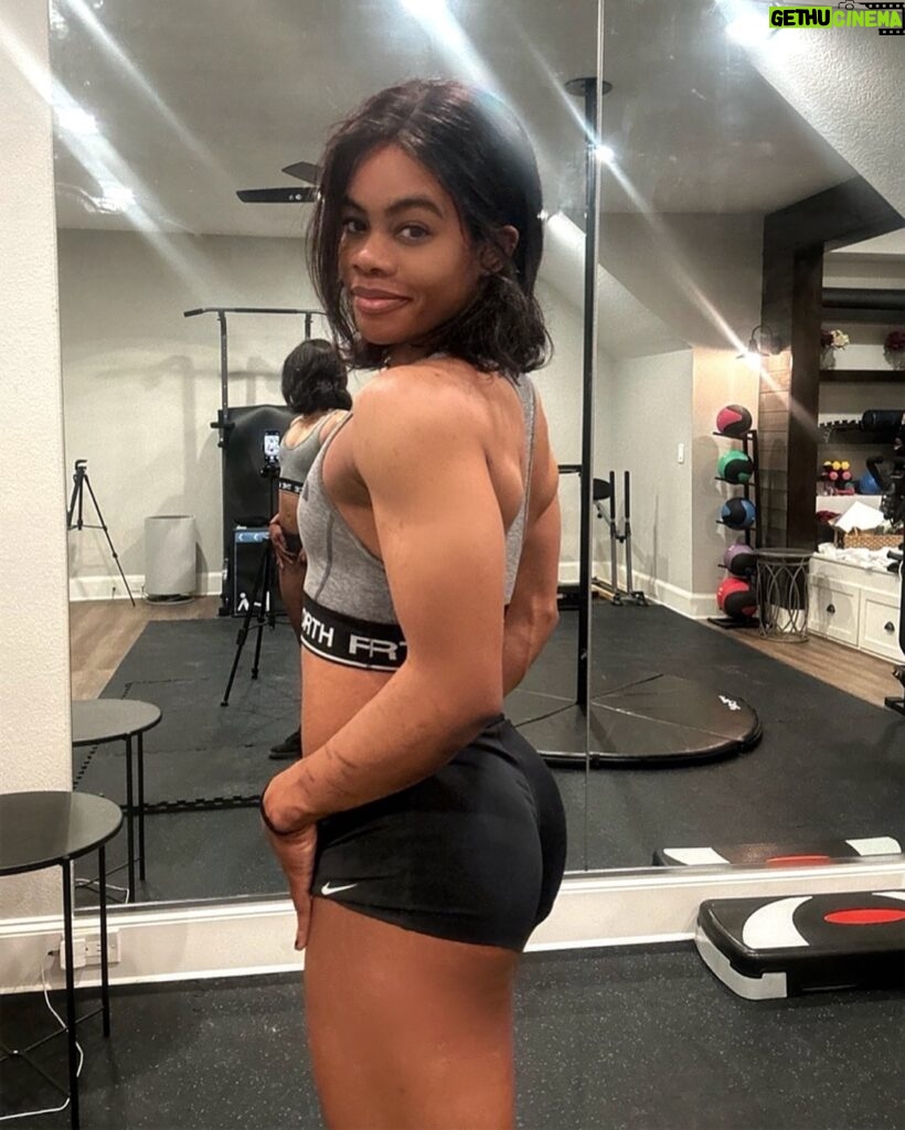 Gabby Douglas Instagram - she in the gym tonight 💪