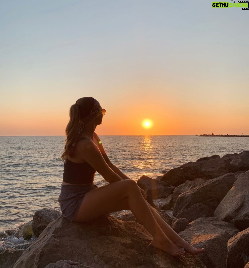 Gabby Petito Instagram - Made my favorite mango smoothie for breakfast, went on a nice little hike, had some sushi & watched the sunset before going home to some chocolate covered strawberries 🍓 what could be better than this #21 . And thank you everyone for all the birthday wishes! ♡