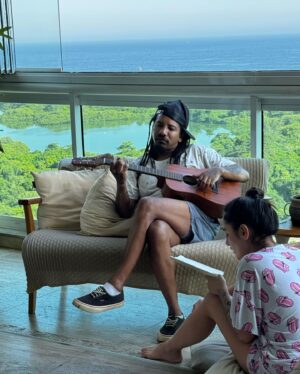 Gabi Melim Instagram - um pouco de música, um pouco de mato ✨ e o disco tá cada vez mais perto 🥲🥹💿