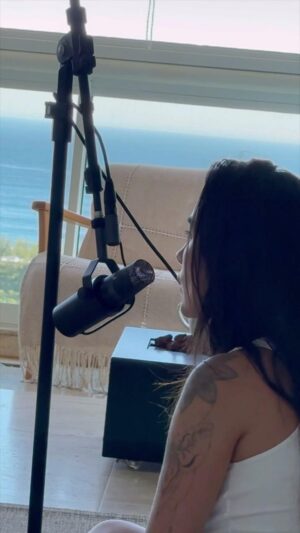 Gabi Melim Instagram - um pouco do processo de composição de algumas canções lindas que nasceram desse encontro (logo eu que costumava ser uma compositora mais solitária e noturna). preciso dizer que tenho uma profunda admiração por esses artistas, e me sinto gigante toda vez que compartilho esse momento de criação com meus amigos. é uma troca que não tem ego, nem vaidade, a gente se respeita e se admira e quase que numa conversa longa a música vem. o disco está cada vez mais perto de nascer 🤎