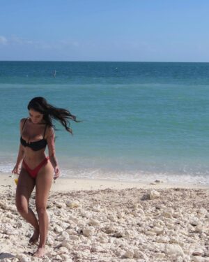 Gabi Melim Instagram - com a perna no mundo 💖