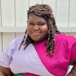 Gabourey Sidibe Instagram - Dressed for press for #TheHarperHouse coming to @paramountplus!

Super Cute Outfit: @alicealexanderco 
Makeup: @tobyfleischman 
Hair: @misscopeland310 
Styling: @kellyaugustine 
Styling Assistance: @couturemoments_ 
Butterfly Loc Installation: @braidsbylorine