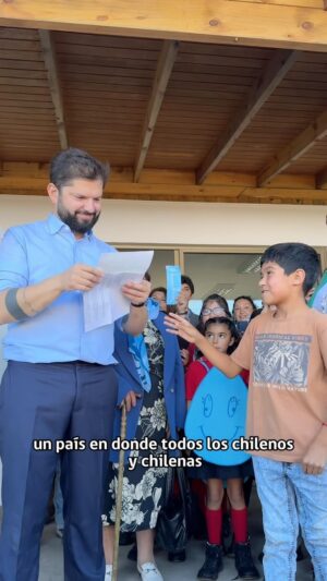 Gabriel Boric Instagram - Algunos instantes de lo que vivimos hoy en Pupuya, en la Región de O’Higgins, donde trabajamos para ampliar el Servicio de Agua Potable Rural y beneficiar a dos mil personas que han sido fuertemente golpeadas por la sequía.