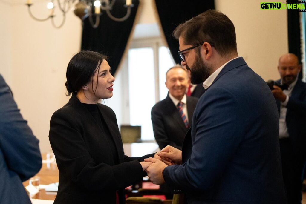 Gabriel Boric Instagram - Junto a los ministros Mario Marcel, @AElizaldes, @Nico_Grauv y la subsecretaria @MacarenaLobosPalacios tuve una fructífera reunión con las mesas directivas del Senado y la Cámara de Diputadas y Diputados, encabezadas por @SenadorJoseGarciaRuminot y @KarolCariolaOliva para avanzar en materia legislativa en torno a crecimiento económico, progreso social y responsabilidad fiscal.