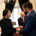 Gabriel Boric Instagram – Junto a los ministros Mario Marcel, @AElizaldes, @Nico_Grauv y la subsecretaria @MacarenaLobosPalacios tuve una fructífera reunión con las mesas directivas del Senado y la Cámara de Diputadas y Diputados, encabezadas por @SenadorJoseGarciaRuminot y @KarolCariolaOliva para avanzar en materia legislativa en torno a crecimiento económico, progreso social y responsabilidad fiscal.