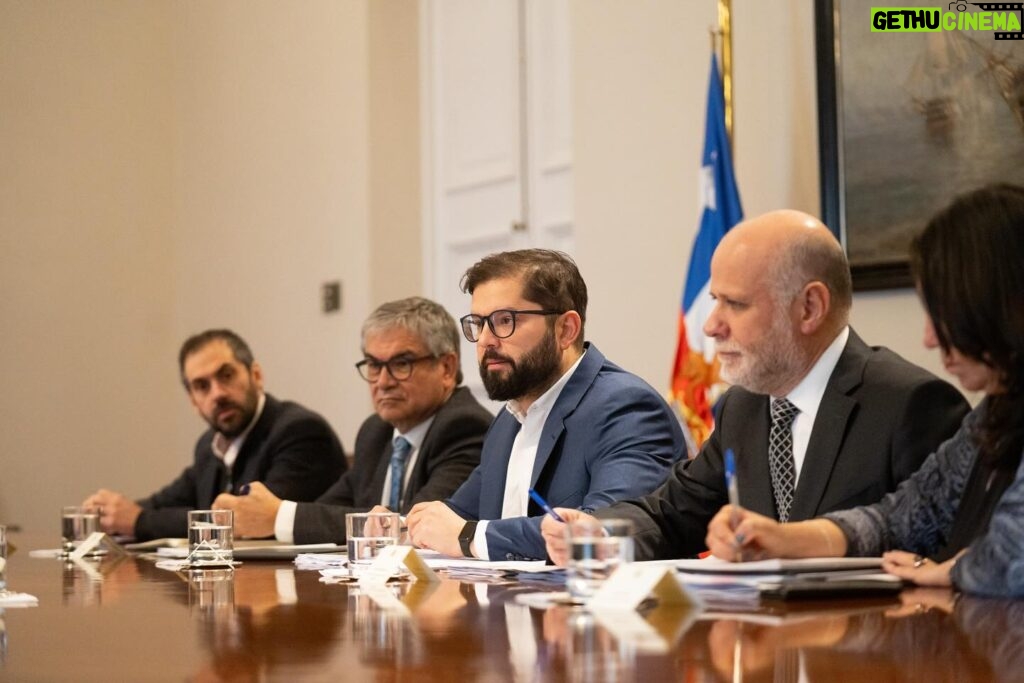 Gabriel Boric Instagram - Junto a los ministros Mario Marcel, @AElizaldes, @Nico_Grauv y la subsecretaria @MacarenaLobosPalacios tuve una fructífera reunión con las mesas directivas del Senado y la Cámara de Diputadas y Diputados, encabezadas por @SenadorJoseGarciaRuminot y @KarolCariolaOliva para avanzar en materia legislativa en torno a crecimiento económico, progreso social y responsabilidad fiscal.