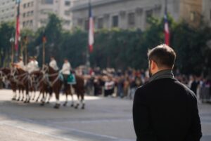 Gabriel Boric Instagram - Hoy en la Plaza de la Constitución vivimos un emotivo y respetuoso toque de silencio que realizó la Guardia de Palacio en memoria de los tres carabineros asesinados en Cañete. Mis respetos para ellos, sus familias y toda la institución.