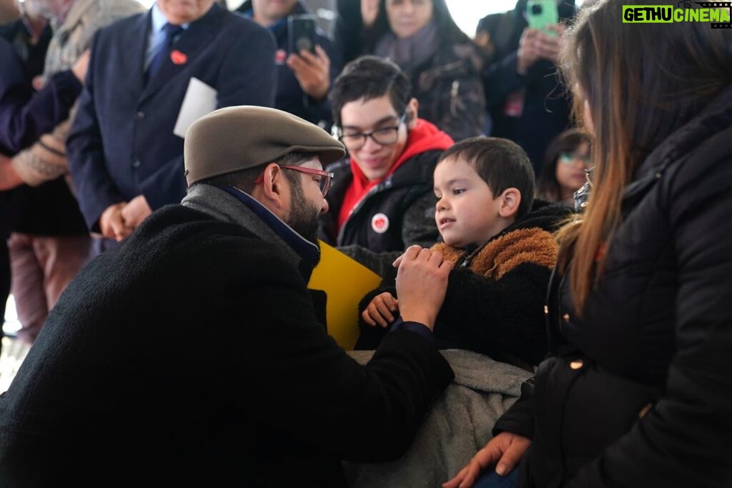 Gabriel Boric Instagram - La distancia no puede ser un obstáculo para el bienestar de niños y niñas. Con mucha alegría instalamos la primera piedra del nuevo Instituto @teleton_chile en la Región de O’Higgins con el que las familias cuidadoras, tantas veces invisibilizadas, dejarán de viajar largos trayectos a la Región del Maule o Metropolitana. Bienvenida sea la colaboración público-privada que da respuesta a las urgencias y necesidades de las familias chilenas.