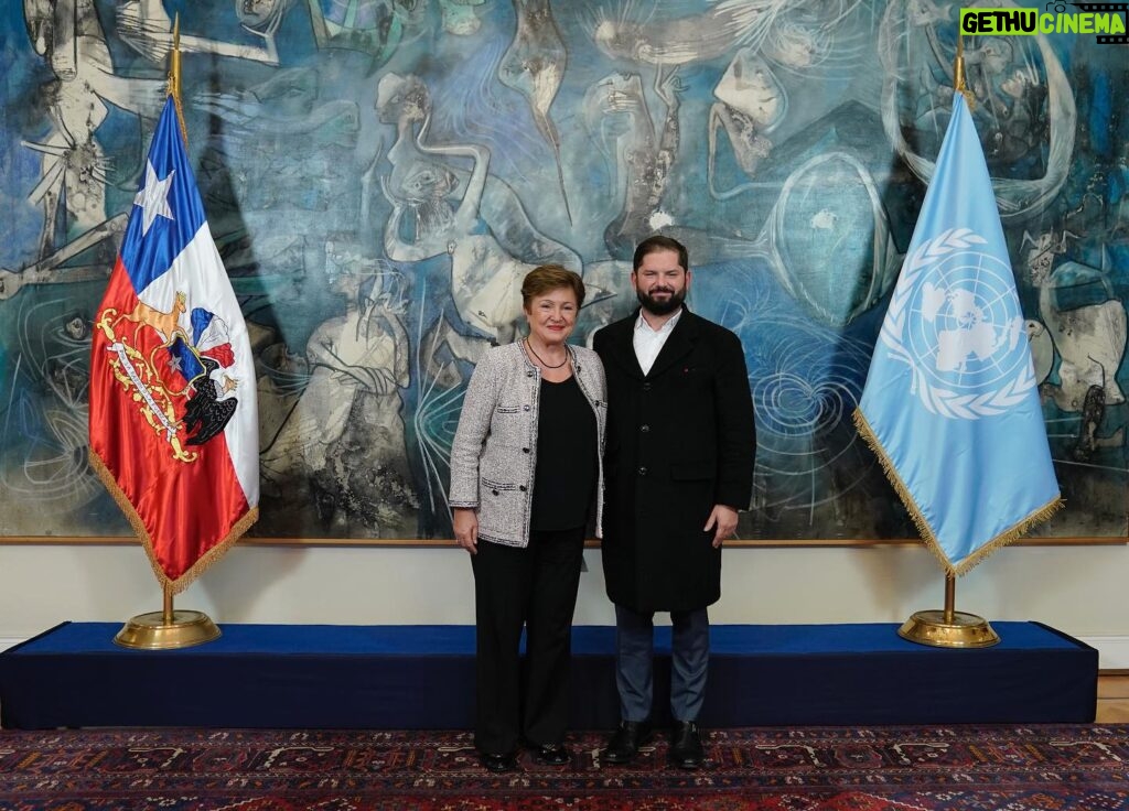 Gabriel Boric Instagram - Junto al canciller @AlbertoVanKlaveren y la ministra (s) @Heidi.Berner.Herrera, recibimos en La Moneda a la directora del Fondo Monetario Internacional (FMI), Kristalina Georgieva, al director del Departamento del Hemisferio Occidental del FMI, Rodrigo Valdés, y a la jefa de la Misión de Chile del FMI, Andrea Schaechter, con quienes sostuvimos una importante conversación en torno a los avances económicos que ha tenido Chile y el trabajo para seguir creciendo más y mejor.