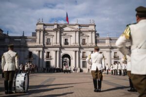 Gabriel Boric Instagram - Hoy en la Plaza de la Constitución vivimos un emotivo y respetuoso toque de silencio que realizó la Guardia de Palacio en memoria de los tres carabineros asesinados en Cañete. Mis respetos para ellos, sus familias y toda la institución.