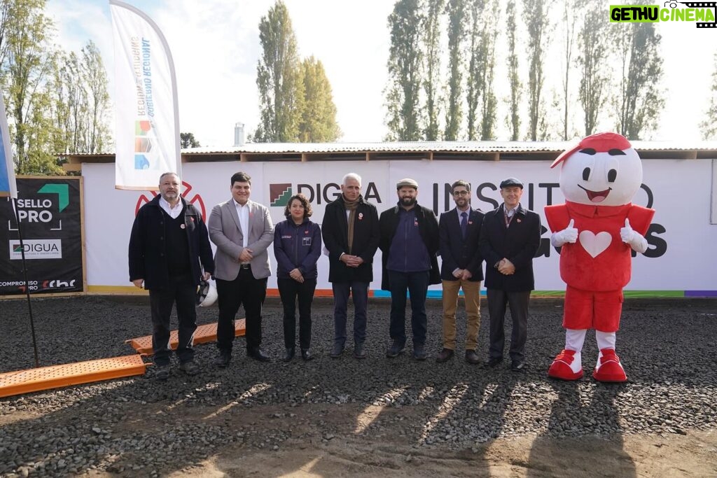 Gabriel Boric Instagram - La distancia no puede ser un obstáculo para el bienestar de niños y niñas. Con mucha alegría instalamos la primera piedra del nuevo Instituto @teleton_chile en la Región de O’Higgins con el que las familias cuidadoras, tantas veces invisibilizadas, dejarán de viajar largos trayectos a la Región del Maule o Metropolitana. Bienvenida sea la colaboración público-privada que da respuesta a las urgencias y necesidades de las familias chilenas.