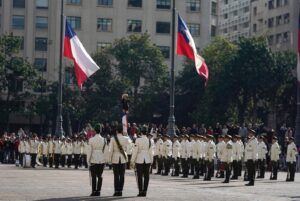 Gabriel Boric Instagram - Hoy en la Plaza de la Constitución vivimos un emotivo y respetuoso toque de silencio que realizó la Guardia de Palacio en memoria de los tres carabineros asesinados en Cañete. Mis respetos para ellos, sus familias y toda la institución.