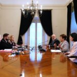 Gabriel Boric Instagram – Junto al canciller @AlbertoVanKlaveren y la ministra (s) @Heidi.Berner.Herrera, recibimos en La Moneda a la directora del Fondo Monetario Internacional (FMI), Kristalina Georgieva, al director del Departamento del Hemisferio Occidental del FMI, Rodrigo Valdés, y a la jefa de la Misión de Chile del FMI, Andrea Schaechter, con quienes sostuvimos una importante conversación en torno a los avances económicos que ha tenido Chile y el trabajo para seguir creciendo más y mejor.