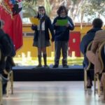 Gabriel Boric Instagram – Matilda y Tomás nos mostraron los resultados del programa “Mejor Escuela” en Marchigüe, una iniciativa que mejora la eficiencia energética y el aislamiento térmico de los colegios. Gracias por recibirnos con tanto cariño en su querida Escuela Pailimo!