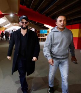 Gabriel Boric Instagram - Con el Káiser a la cancha. Un honor compartir en el estadio con este crack que es nuestro Ministro de Deporte. Y con el equipo en las buenas y en las malas ⚪️🔵 Seguimos!