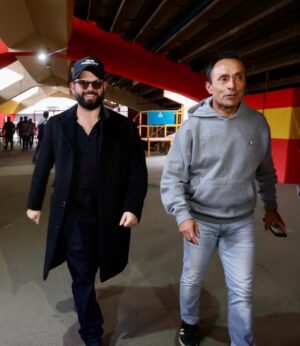 Gabriel Boric Instagram - Con el Káiser a la cancha. Un honor compartir en el estadio con este crack que es nuestro Ministro de Deporte.

Y con el equipo en las buenas y en las malas ⚪️🔵

Seguimos!