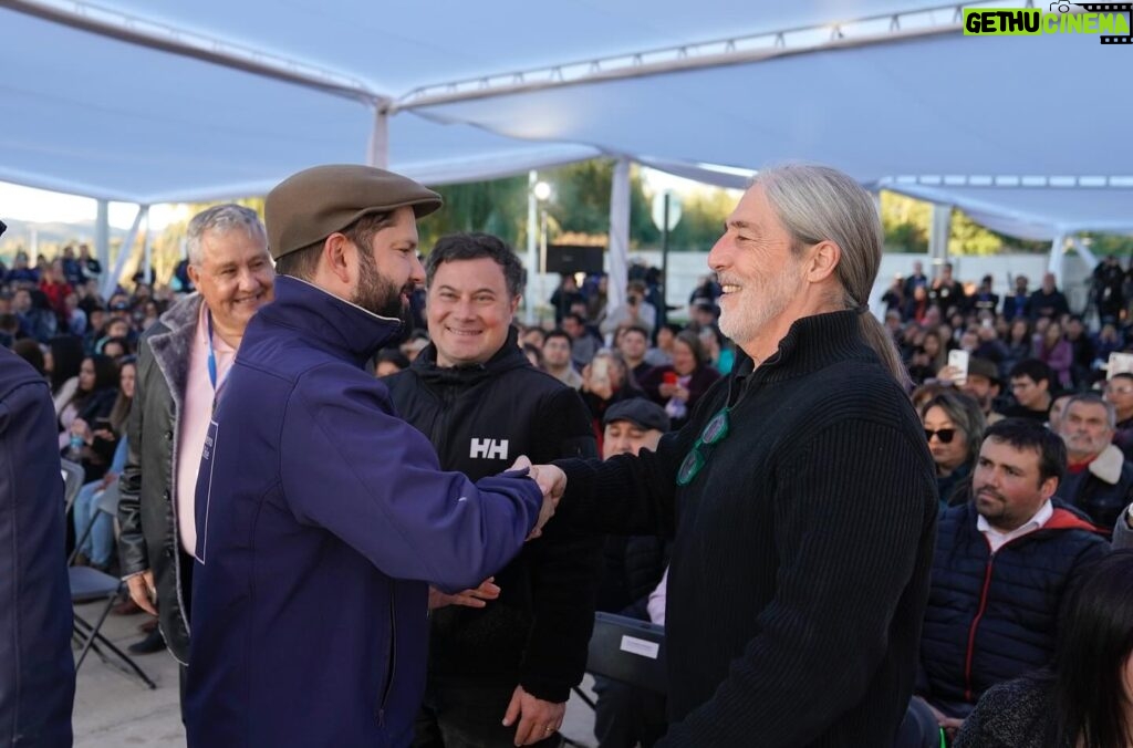 Gabriel Boric Instagram - Junto al ministro @carlosmontescisternas avanzamos en el Plan de Emergencia Habitacional y esta tarde entregamos 250 viviendas para familias de San Vicente de Tagua Tagua. Felicitaciones a los comités de vivienda por su empuje y persistencia, que esta vez rinde homenaje al exembajador Orlando Letelier, al bautizar la nueva villa con su nombre. Seguiremos trabajando junto a las comunidades porque una casa es mucho más que un techo, es certeza para construir un futuro mejor.