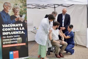 Gabriel Boric Instagram - Como Gobierno estamos preparándonos para el invierno haciendo un llamado, en especial a quienes son parte de los grupos de riesgo, a vacunarse contra la influenza y el Covid-19. Estas vacunas son completamente gratuitas para los grupos definidos, los que pueden revisar en mevacuno.cl.

En paralelo, ya comenzamos la inmunización de recién nacidos y menores de seis meses con el nuevo medicamento Nirsevimab que evitará que lactantes no enfermen gravemente por el virus sincicial. La prevención es fundamental. Entre todas y todos nos cuidamos!