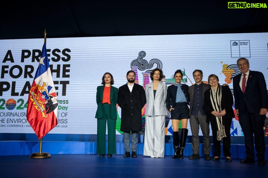 Gabriel Boric Instagram - En este Día Mundial de la Libertad de Prensa, @unesco nos plantea el desafío de pensar en una “prensa para el planeta” donde tenemos que enfrentar dos temas que confluyen: el de la protección de los defensores ambientales y el de la garantía al ejercicio del periodismo y la libertad de expresión. Sin libertad de expresión no hay democracia ni posibilidad de llevar luz a los fenómenos que amenazan nuestra convivencia, en lo local y en lo global. Por eso, este encuentro es tremendamente importante, valiente y necesario. Agradezco a @voceriadegobierno y @cancilleriachile por la organización y el gran trabajo que han realizado para que este evento sea posible.