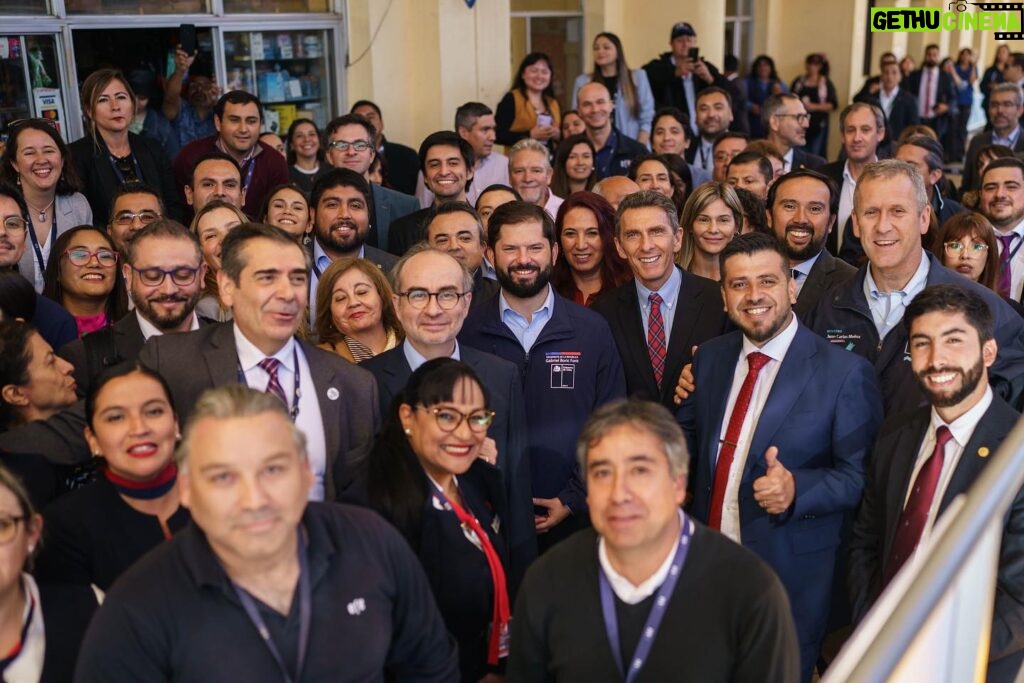 Gabriel Boric Instagram - Avanzamos con Trenes para Chile y hoy la celebración es doble, porque retomamos el tramo hasta Chillán y también volvemos con un servicio expreso y uno regular. Ambos disponibles para todos y todas desde mañana, jueves 18. Los trenes son un orgullo para nuestro país y así como lo dijo en la actividad Scarlet Núñez, estudiante de Chillán que se moviliza en este medio de transporte, también significan más comodidad y calidad de vida. Junto al Gobierno seguimos trabajando y recuperando trenes para Chile!